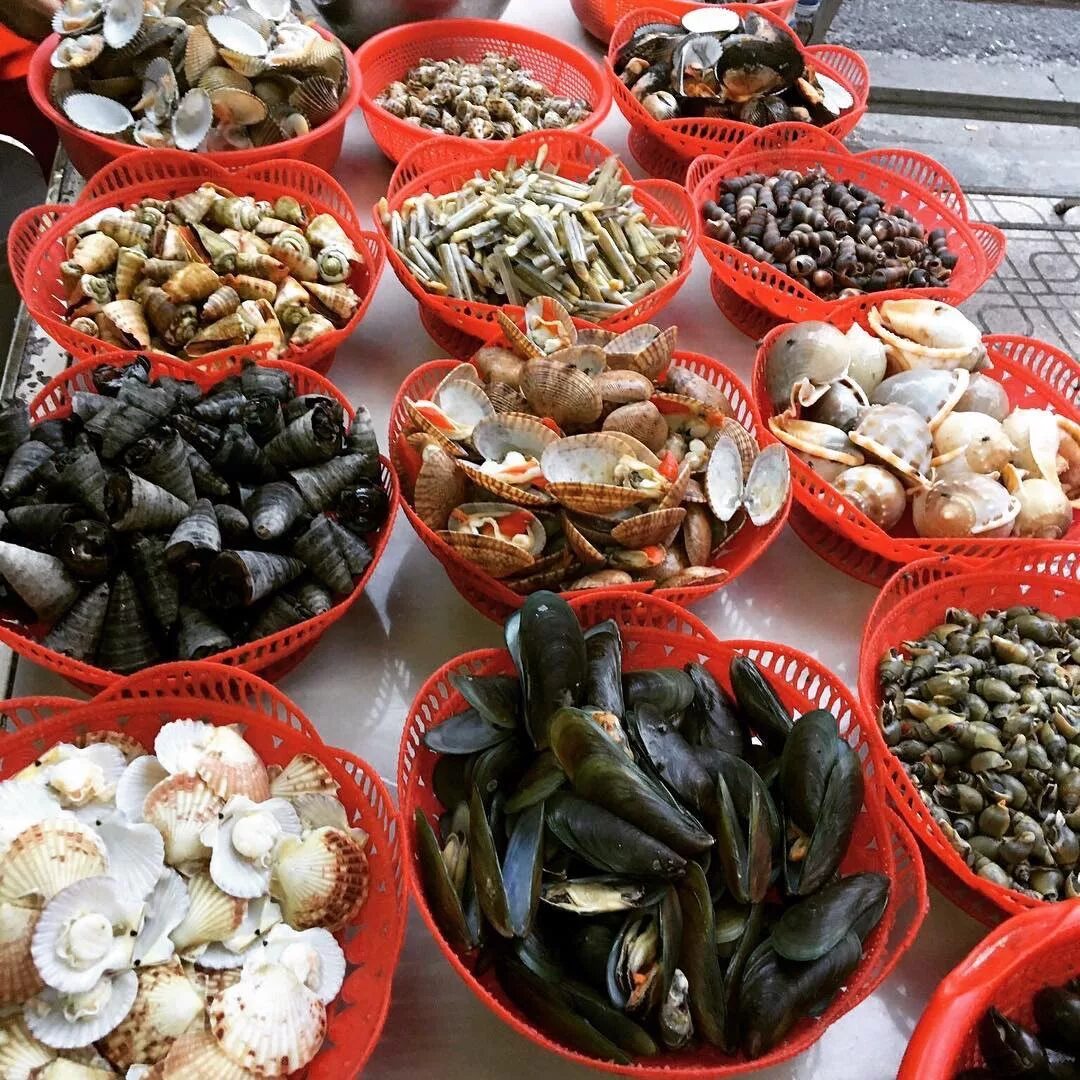 Можно ли есть морскую. Нячанг морепродукты. Моллюски в Тайланде. Нячанг рынок морепродуктов. Вьетнам морские деликатесы рынок.