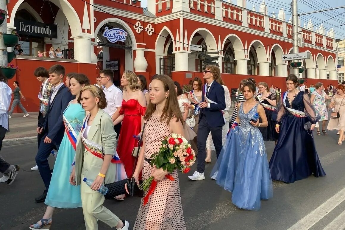 Главные новости калуги и области. Шествие выпускников 2021 Калуга. Парад выпускников. Выпускной. Шествие выпускников Калуга.