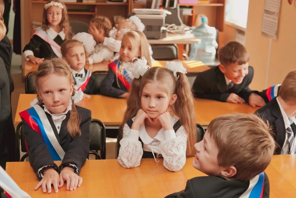 Занятия для детей. Дети на уроке. Первоклассникина 3роке. Украшение на 1 сентября я первоклассник. Первоклассник.