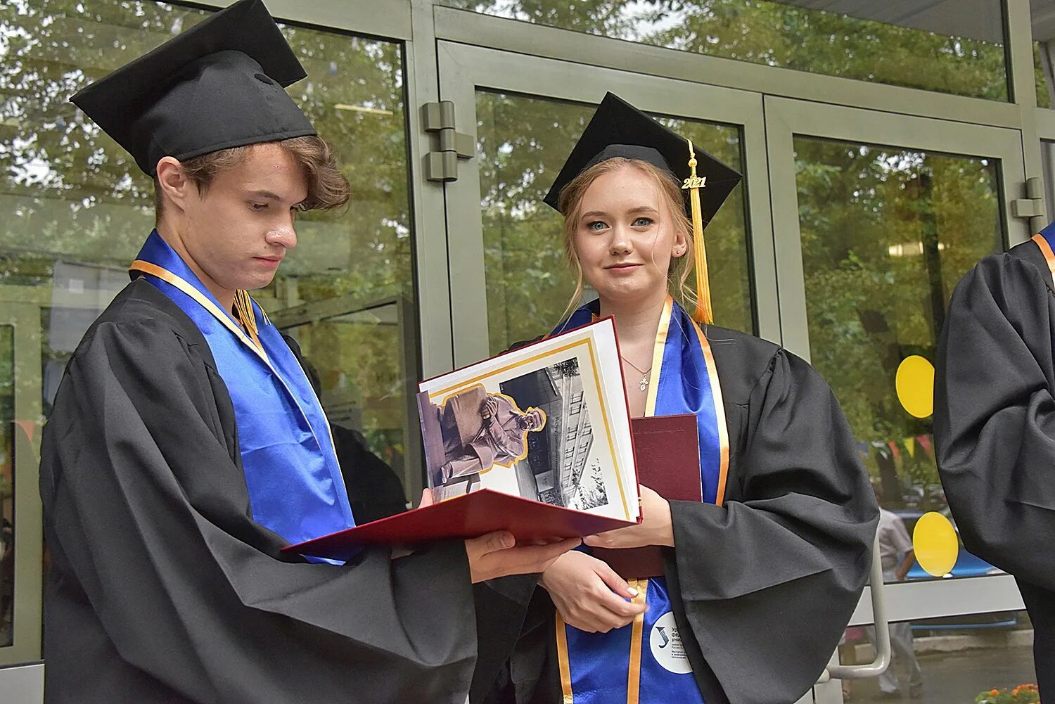 Выпускной урфу иса. Кого можно назвать известным выпускником урфу. Конфедератка урфу. Студентки урфу. Выдача дипломов урфу.