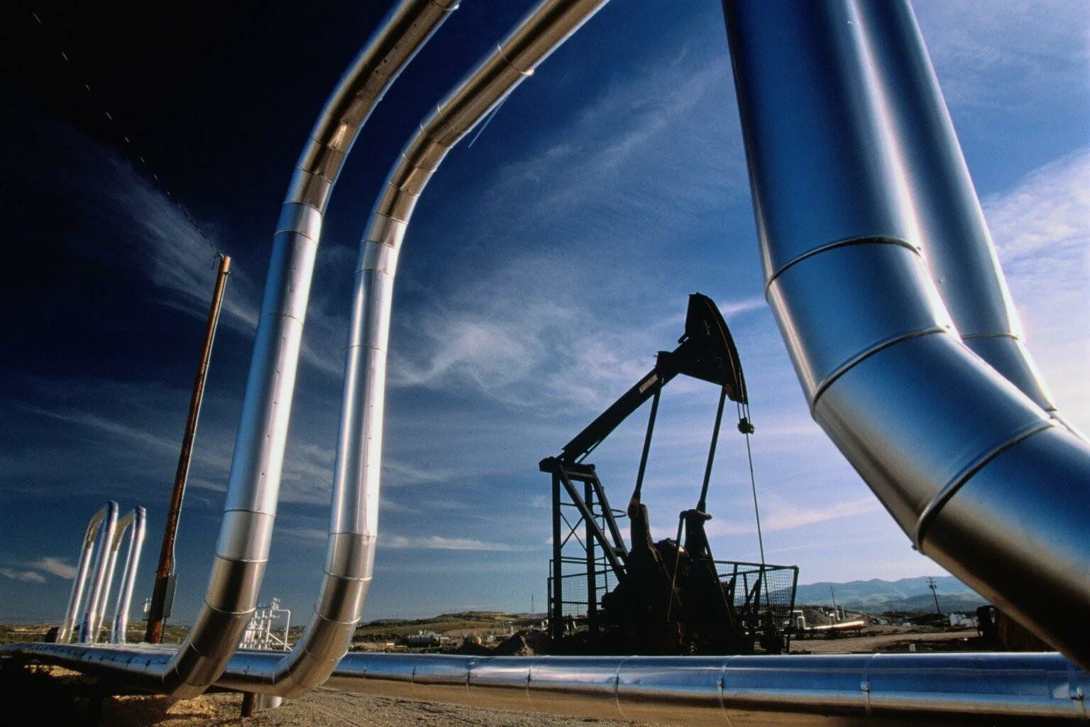 Нефть добыча применение. Нефтяная промышленность. трубы для нефтегазовой отрасли. добыча нефти. трубопровод нефти.