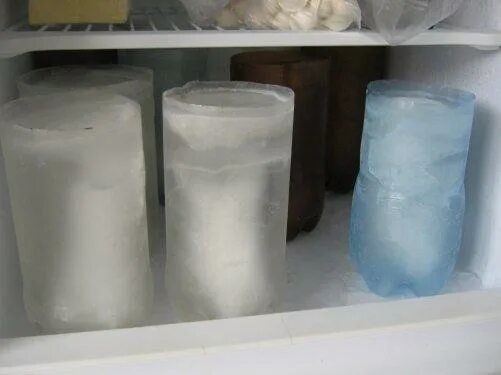 Замороженная вода в стакане. Заморозка воды. Вымораживание воды. Вода замороженная в морозилке. Замерзла вода в холодильнике