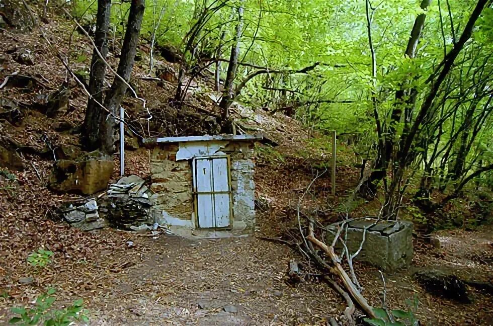 Камеры родник. Каптаж родника. Каптажная камера родника. Каптаж горного родника. Каптированный Родник.