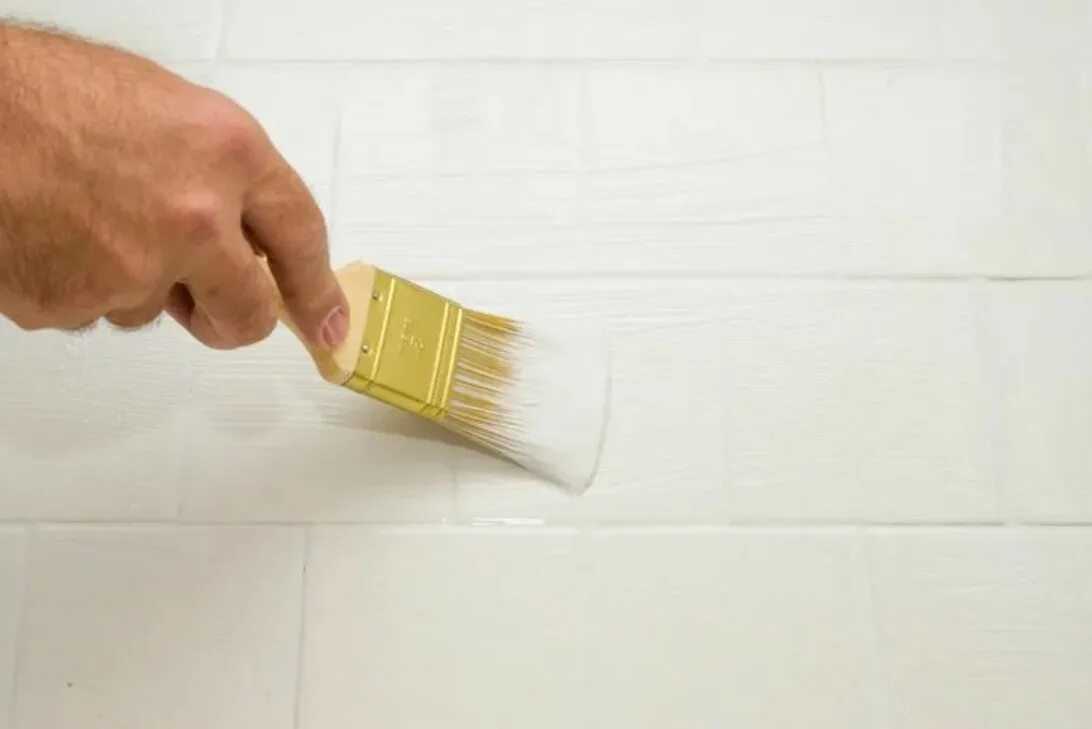 Краска для кафельной плитки. Краска для кафельной плитки в ванной. Покрасить плитку. Краска для плитки напольной керамической.