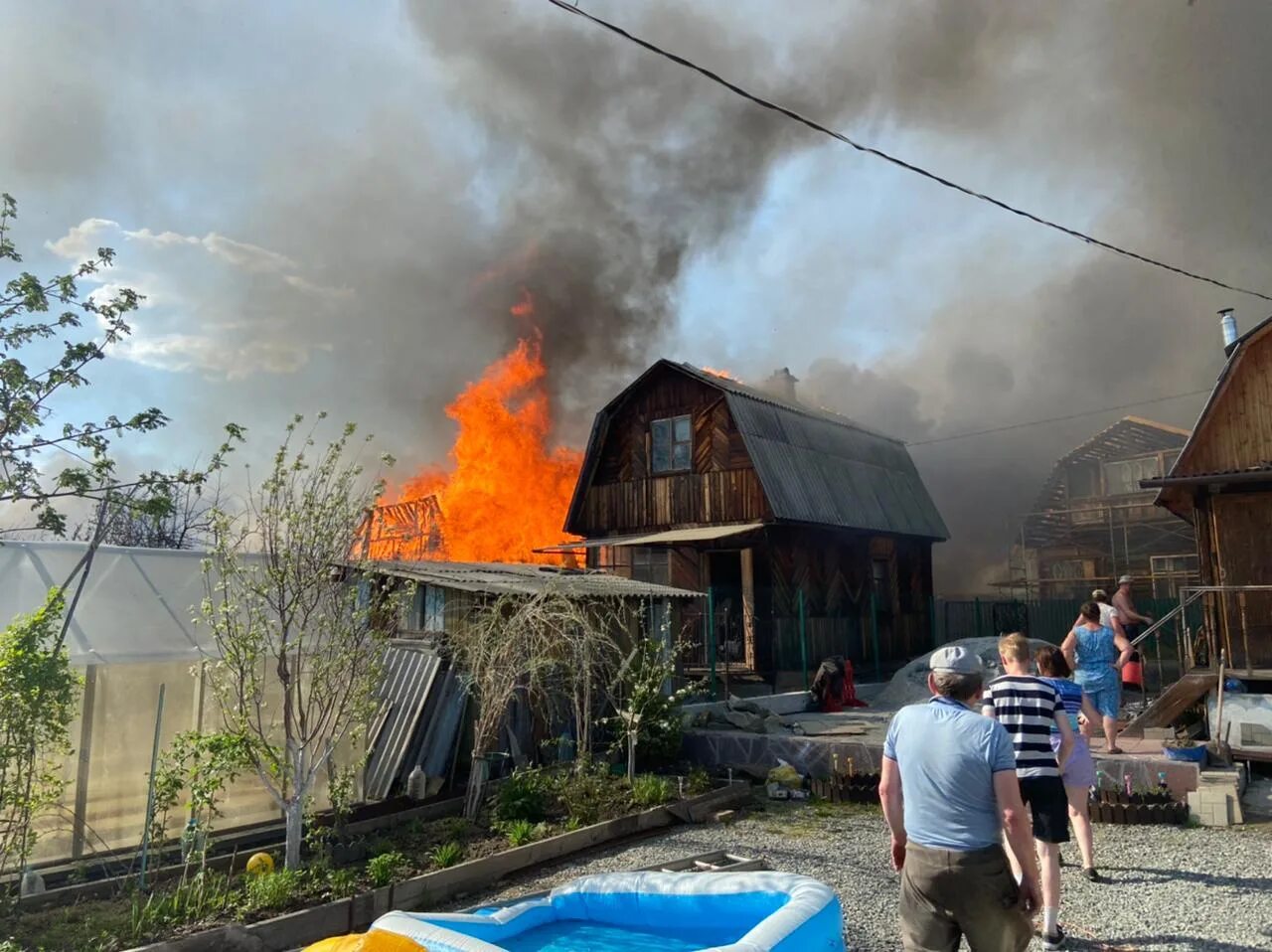 Пожар в озерах. Пожар на Чусовском тракте. Сгоревшая дача на Чусовском тракте. Пожар на Чусовском озере. Пожар в Чусовском вчера.