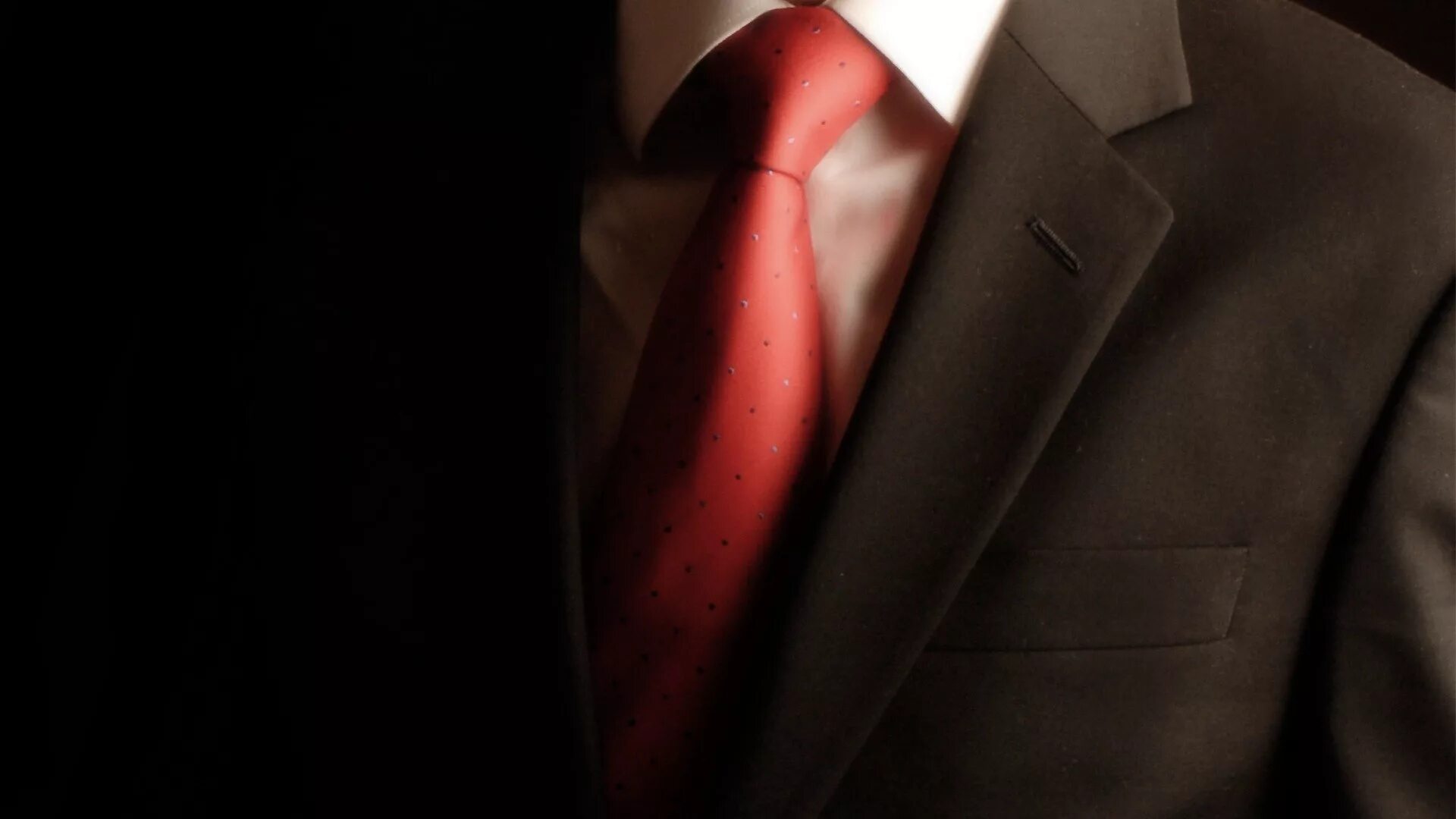 Черный мужской фон. Галстук. Костюм с галстуком. Деловой костюм с галстуком. Костюм с красным галстуком.