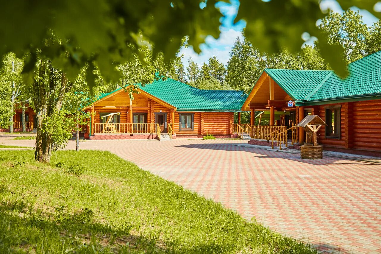 База отдыха озеро нарочь. Экокомплекс шишки. Остров лоде в беларуси. Турбазы белоруссии. Турбазы белоруссии.