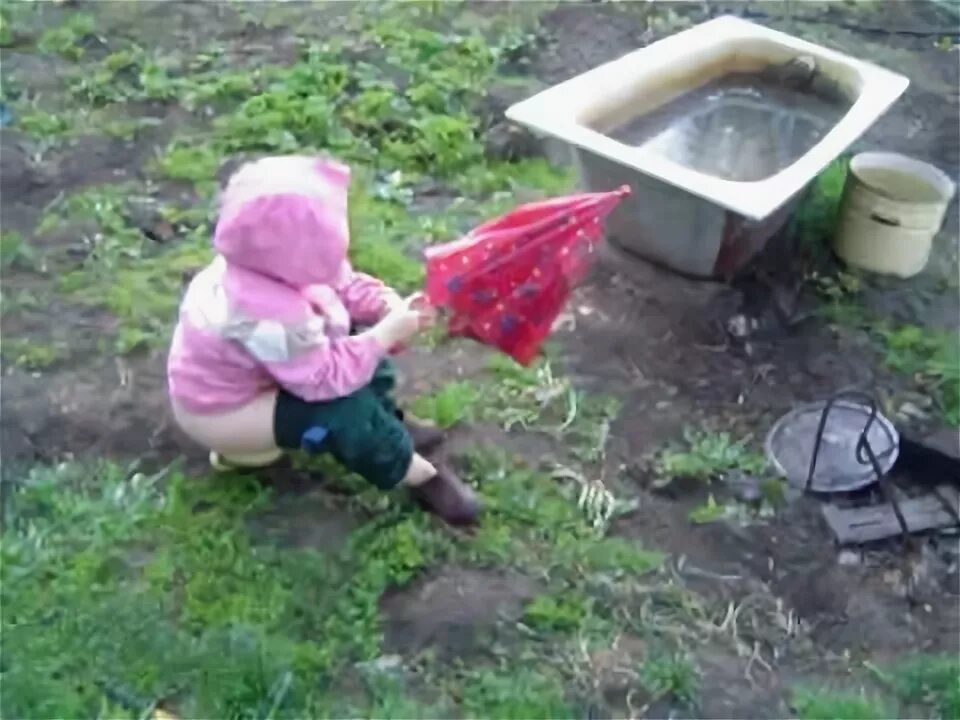 На горшке на природе. Высаживание ребенка на природе. Ребенок на горшке на улице. Высаживание девочек на улице. Пописать кустик