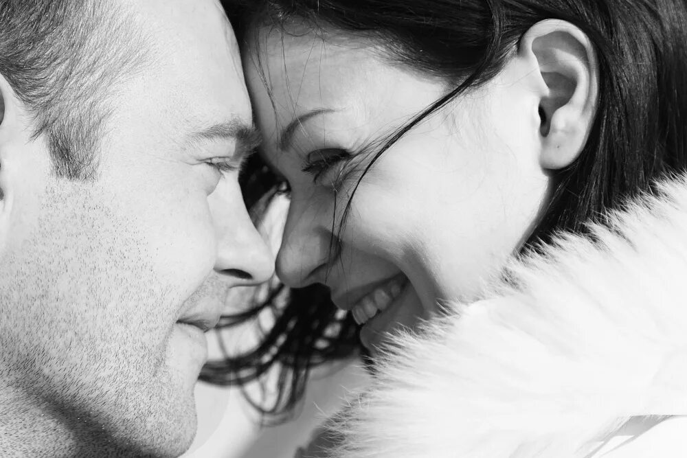 согревающий взгляд. обнимает с любовью. глаза в глаза любовь нежность. нежный вечер с любимым. женщина мечтает о любви.