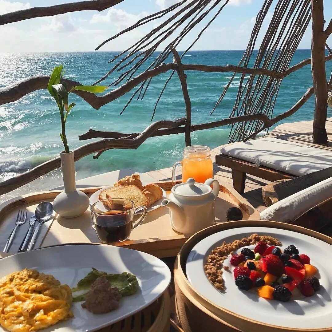 Беречь завтрак. Завтрак с видом на море. Завтрак на побережье. Шикарный завтрак. Тропический завтрак.