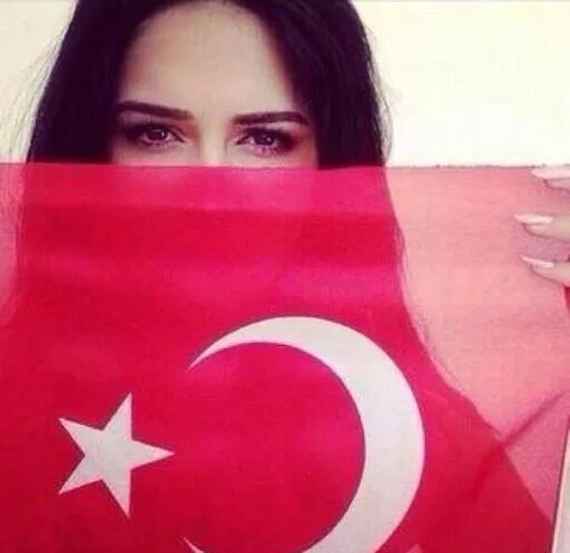 Держитесь на турецком. Девушка с турецким флагом. Девушка с флагом Турции. Турки девушки. Турчанка с флагом.