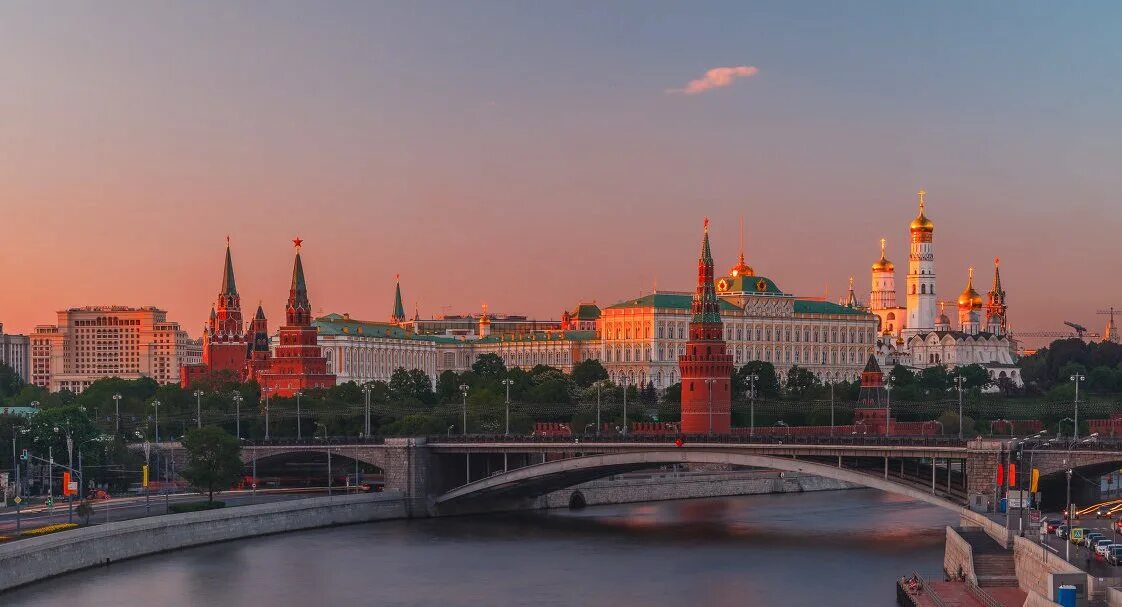 Утро красит ярким светом стены древнего кремля. Стены древнего Кремля. Утро красит нежным светом стены древнего Кремля. Кремль утро. Утро в Москве.