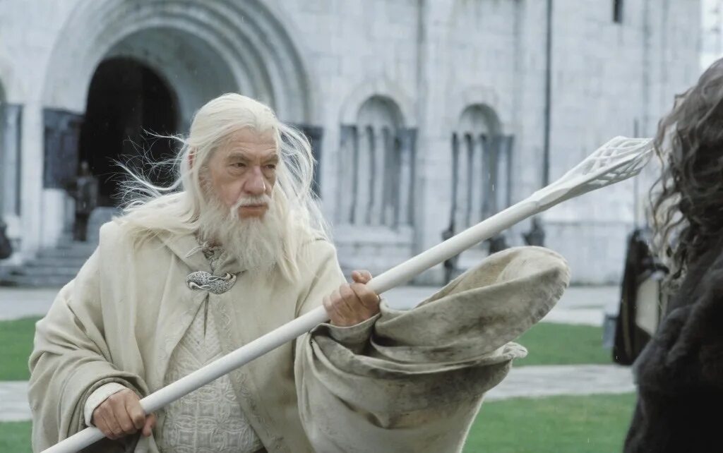 Гендальф белый. Хоббит волшебник гэндальф. Белый из властелина колец. Саруман властелин колец. Йен маккеллен гэндальф властелин.