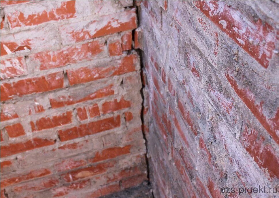 Дефекты панельных домов. Повреждения зданий и сооружений. Дефект зданий и сооружений. Дефект зданий и сооружений. Трещина в кирпичной стене.