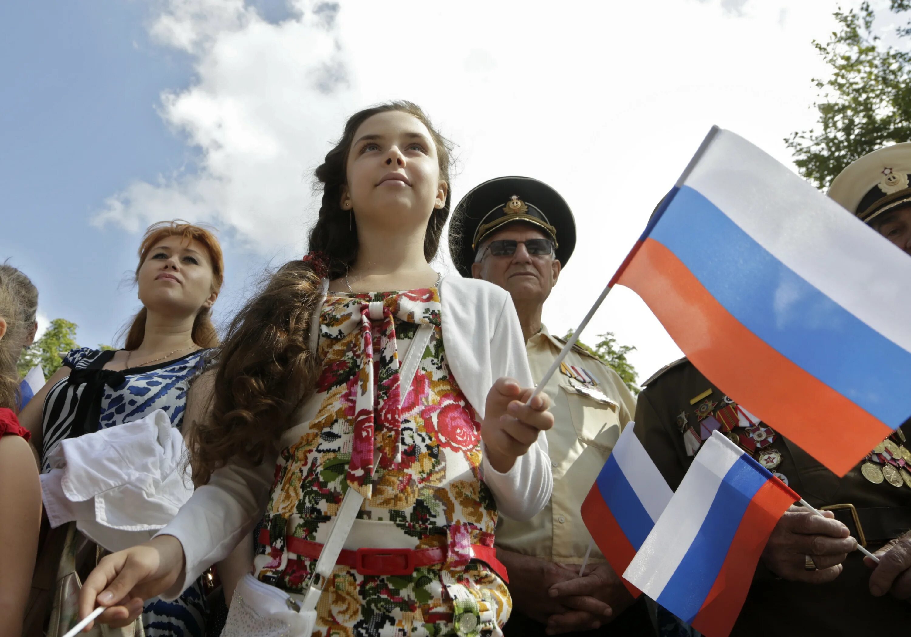 В День России в Симферополе станцевали сиртаки, хаву нагилу и калинку - РИА Ново