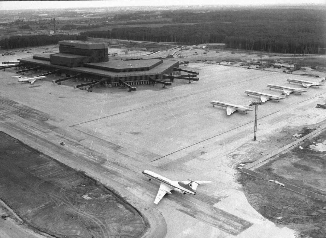 Пулково 1 старый терминал. Пулково смартавиа. Старый аэропорт пулково. 90 лет аэропорту. Ил-62 аэрофлот.
