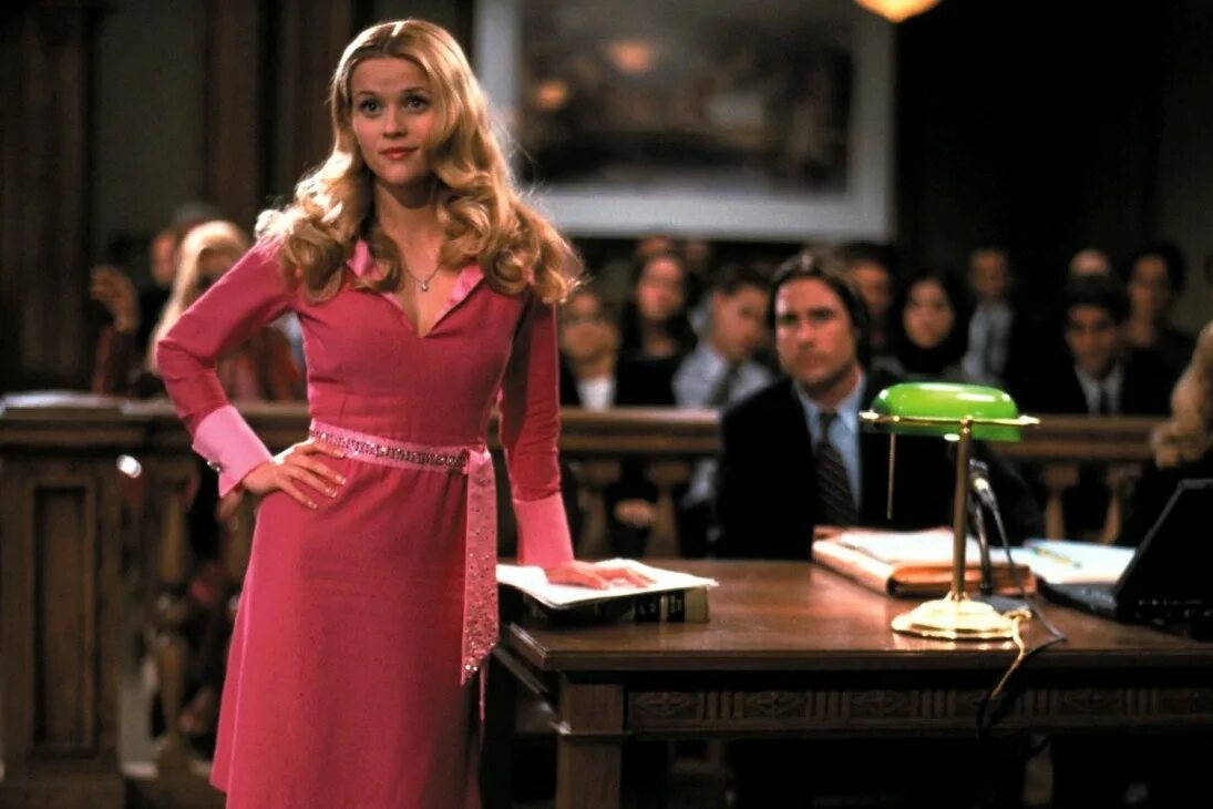 Legally blonde watch. Legally blonde, 2001. Риз Уизерспун блондинка в законе. Эль Вудс блондинка в законе. Риз Уизерспун 2001.