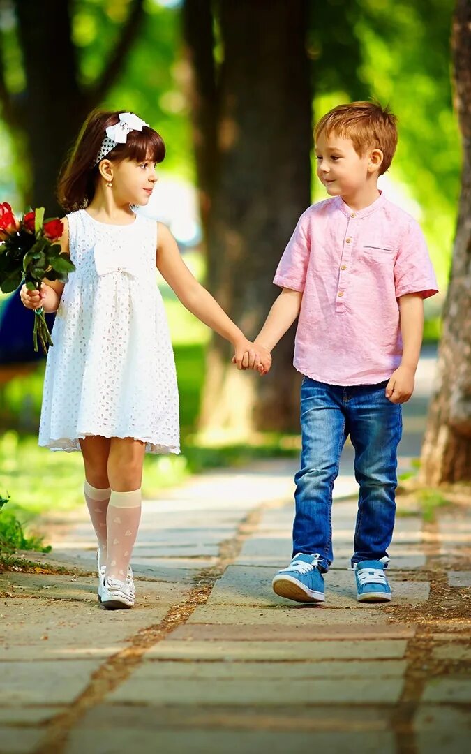 Включи девочки влюбились. Дети мальчик и девочка. Мальчик дарит девочке цветы. Мальчик и девочка гуляют.