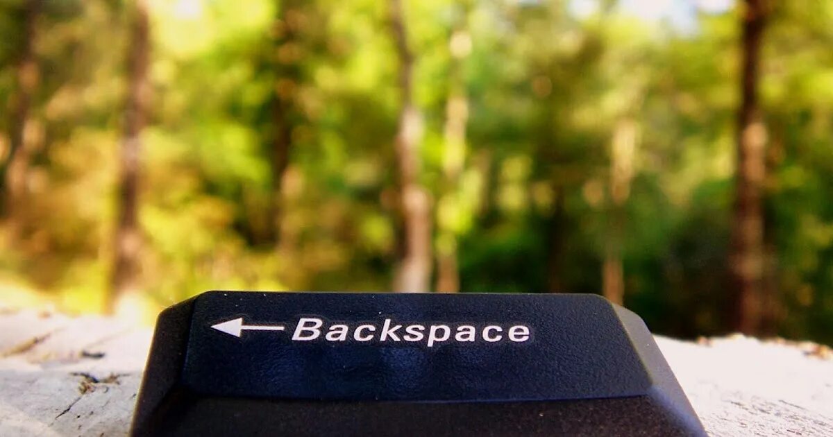 Backspace что делает. Кнопка Backspace. Backspace на клавиатуре. Клавиша Backspace на клавиатуре. Backspace Hackerspace.