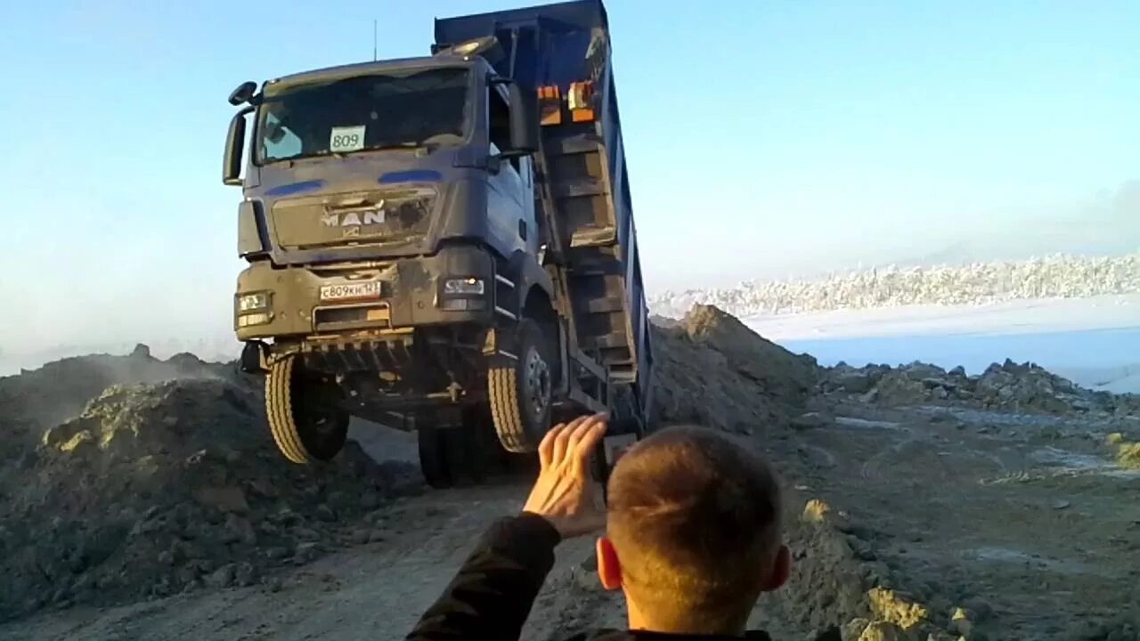 Водитель приморский край самосвала. Вольво самосвал зимник. Самосвал на севере.