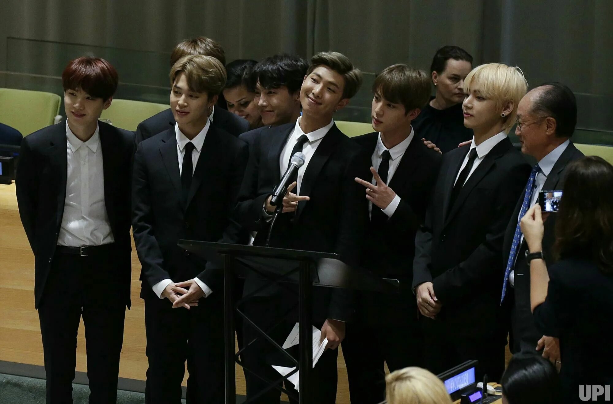 Bts 2021. Бтс 2021 награждение. Бтс лос анджелес 2021. Bts новости 2024 год. Идол группа бтс.