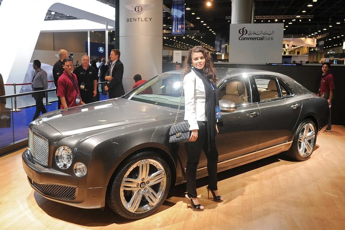 Bentley girl. Девушка на Бентли. Автосалон Бентли девушки. Катар Моторс. Девушка с Бентли на улице.