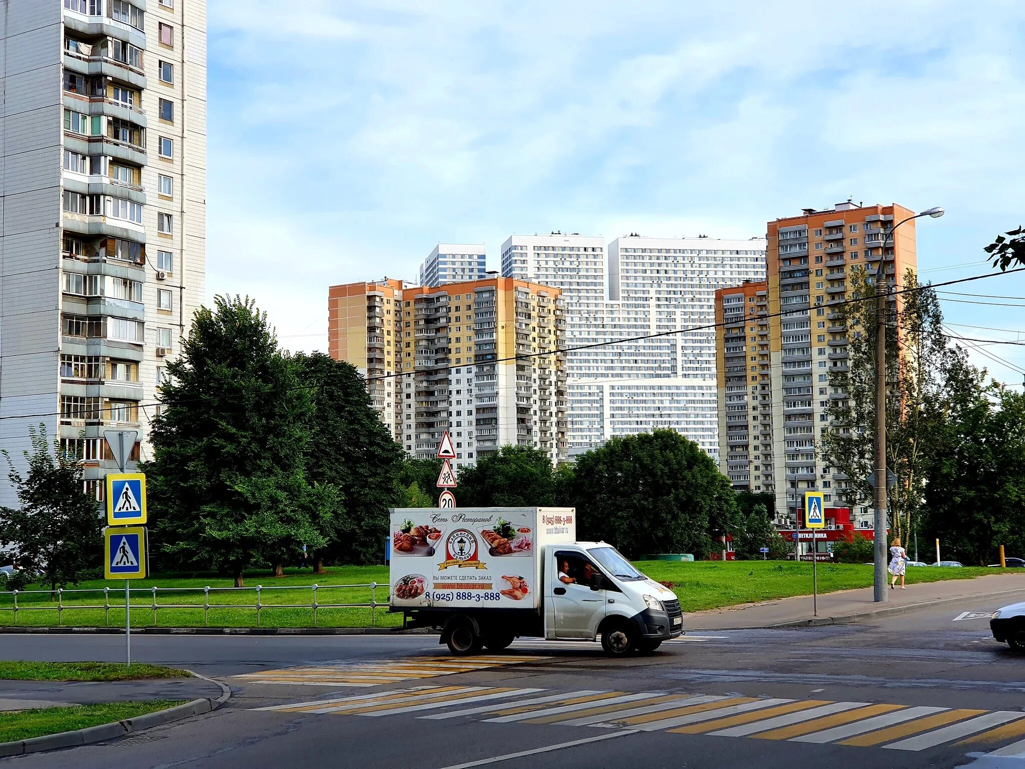 Квартиры метро зюзино. Зюзино. Зюзино Москва. Зюзино район Москвы. Липовая аллея в Зюзино.