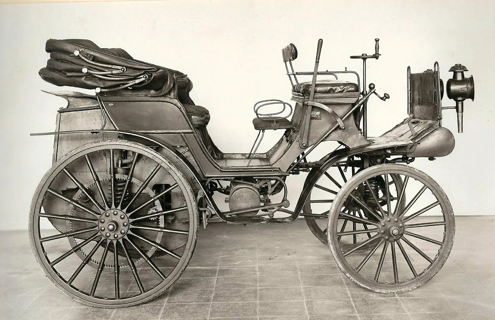 Что представлял собой первый автомобиль. Даймлер 1895. Даймлер 1885. Мерседес Бенц 1895. Автомобиль Мерседес 1899 Даймлер.