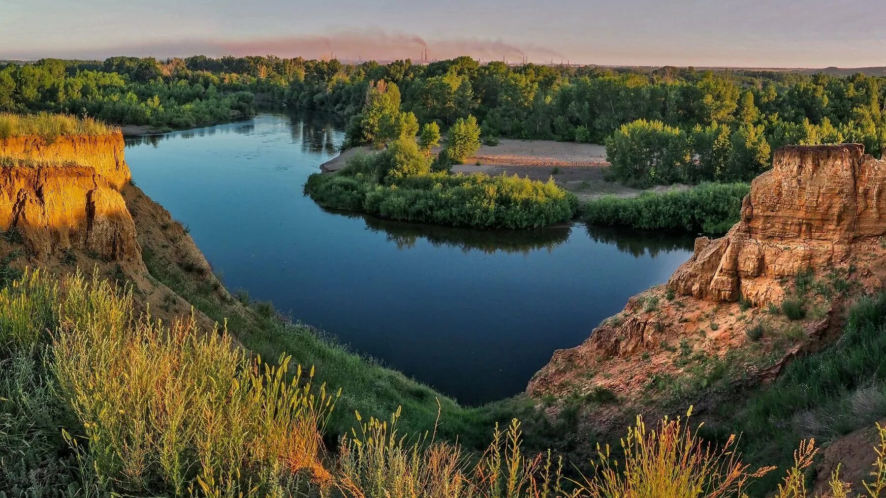 Оренбуржье фото. Река Урал Орск. Природа Оренбурга река Урал. Город Орск река Урал. Река Урал в Оренбургской области.