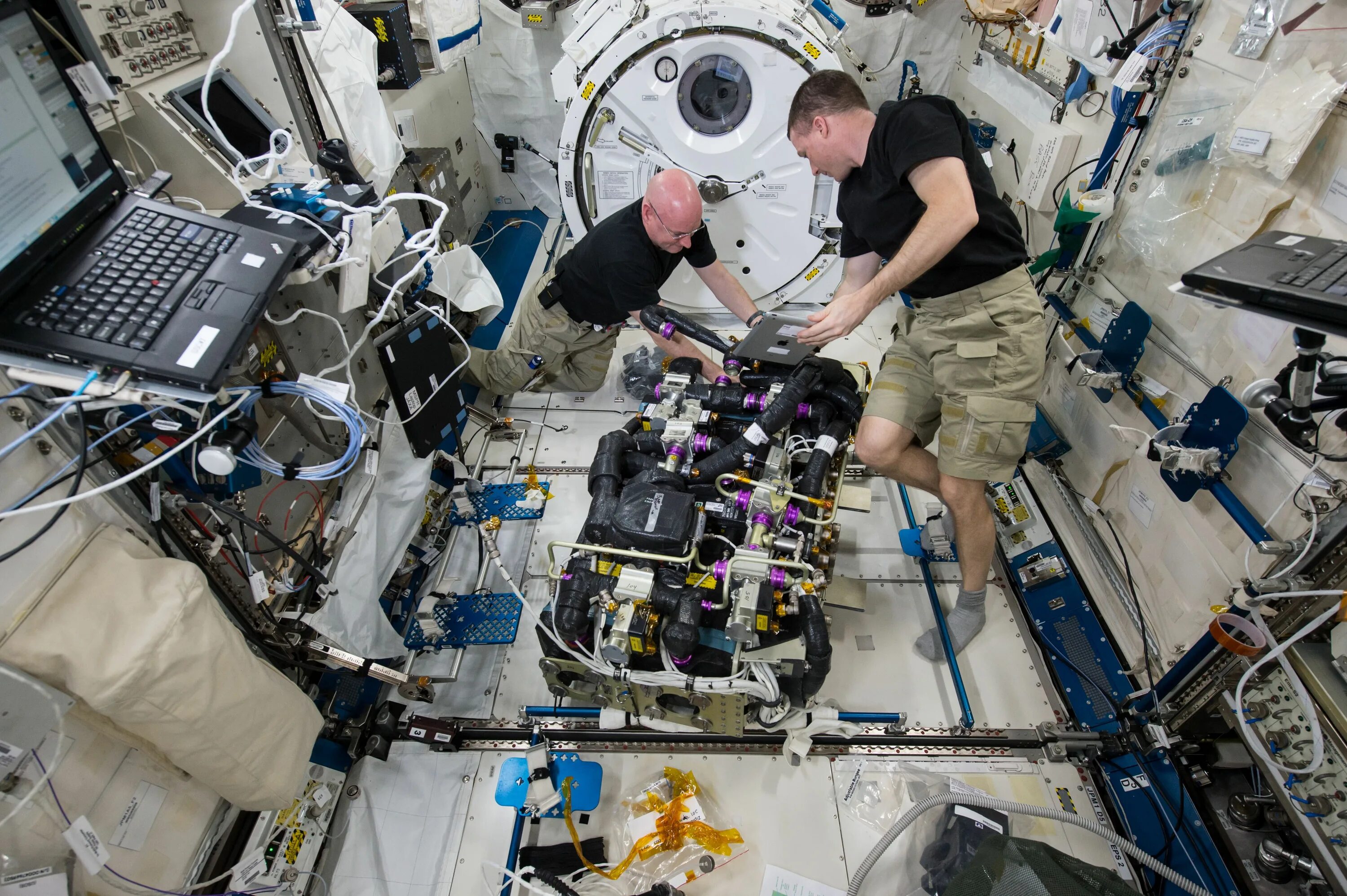 Какая космическая станция сейчас работает в космосе. Космонавты НАСА внутри МКС. Международная Космическая станция МКС. Космическая станция внутри. Международная Космическая станция внутри.