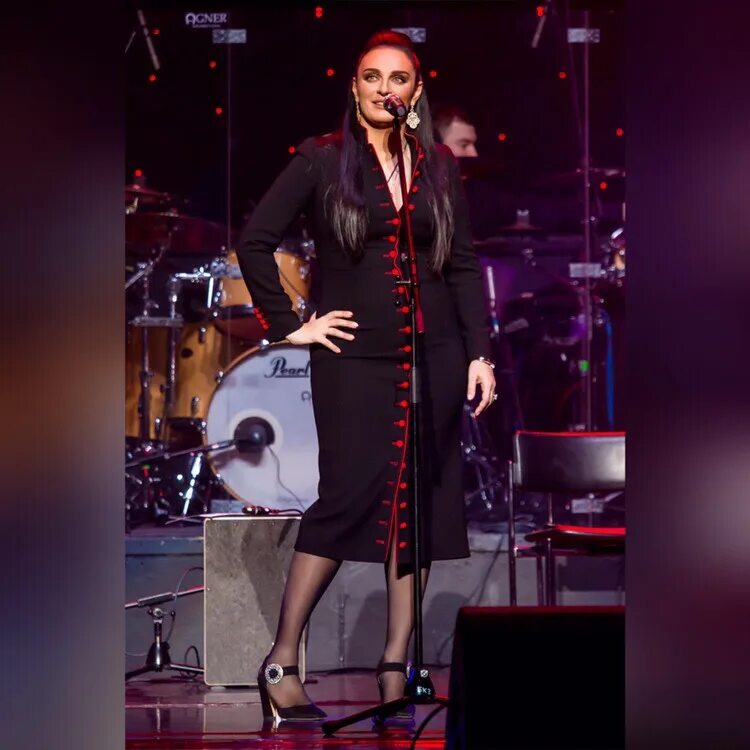 Концерт ваенги в екатеринбурге 2023. Ваенга октябрьский 2023. Платье черное ваенга в пол. Елена ваенга фото. Ваенга нью.