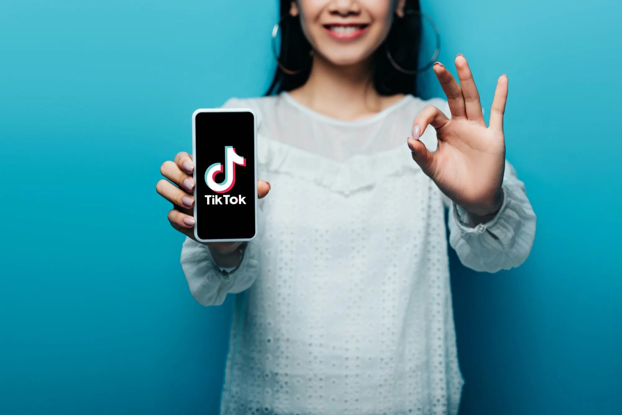 Включи в кармане тик так смартфоне. Tiktok. тик ток на смартфоне в руках. tik tok дети. тик ток скрин.