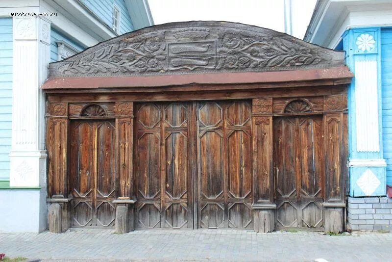 купеческий деревянный дом 18 века. купцы ворота. архитектурные памятники шадринска октябрьская 9. усадьба купца кытманова енисейск окна. купцы ворота.