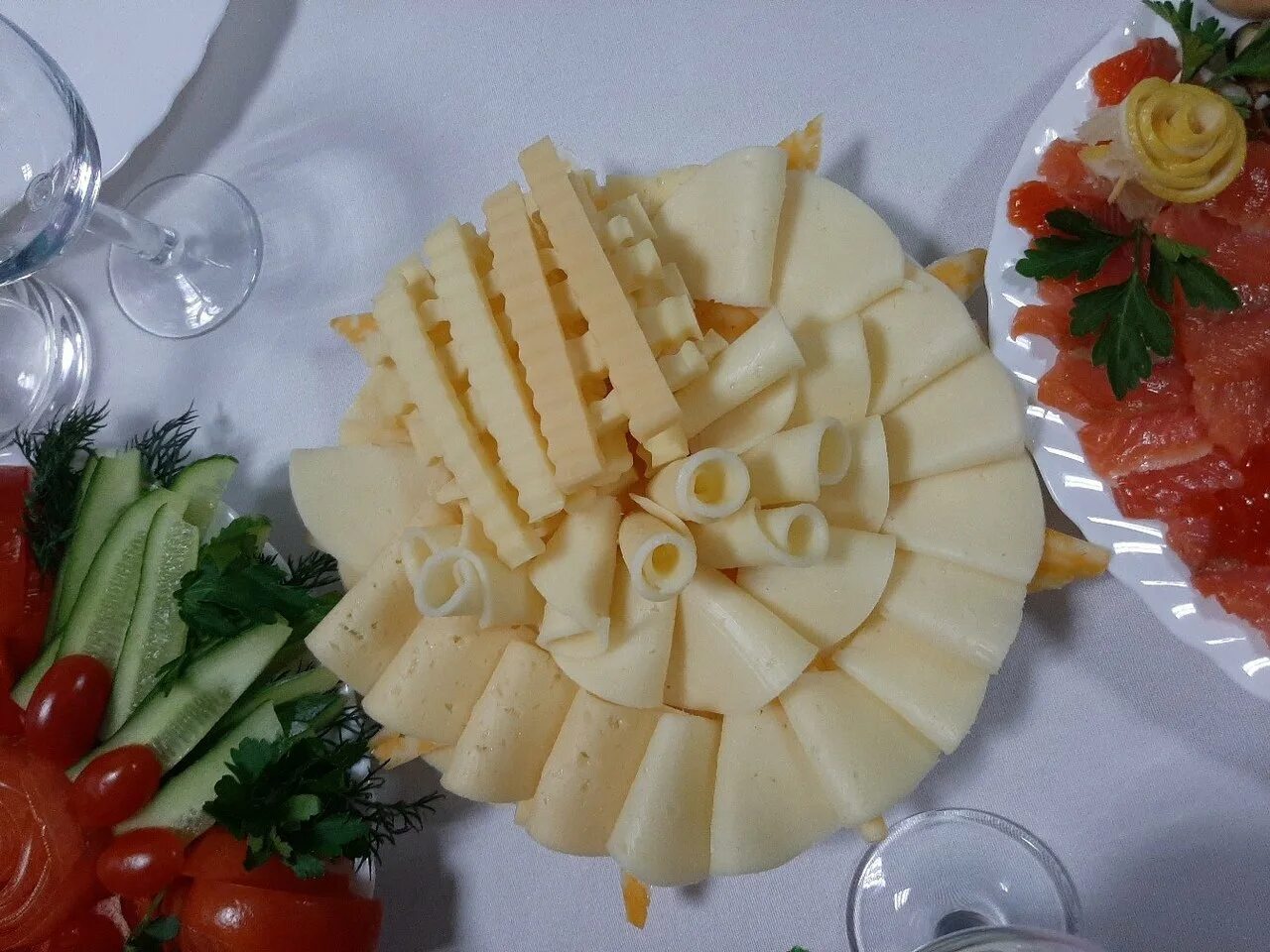Сыр как украшать. Украшение сырной тарелки. Сырная нарезка на праздничный стол. Сырная нарезка на праздничный. Красивая нарезка сыра.