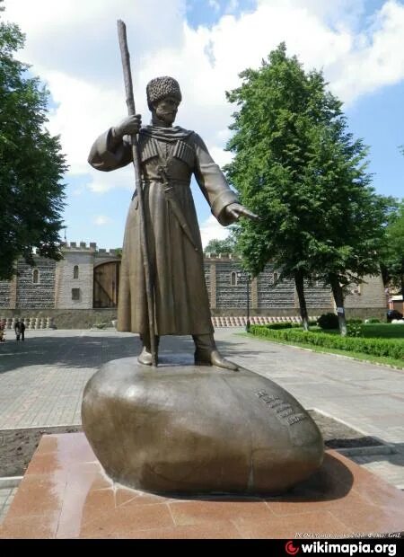Площадь штыба владикавказ. Бугулов которому поставлен памятник во владикавказе. Дзауг бугулов основатель владикавказа. Памятник на штыба во владикавказе. Памятник дзаугу бугулову владикавказ.