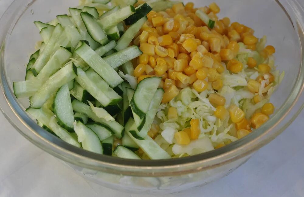 Салат капуста огурец кукуруза. Салат с кукурузой и огурцом. Салат из капусты огурцов и кукурузы. Салат из капусты с огурцом и кукурузой.