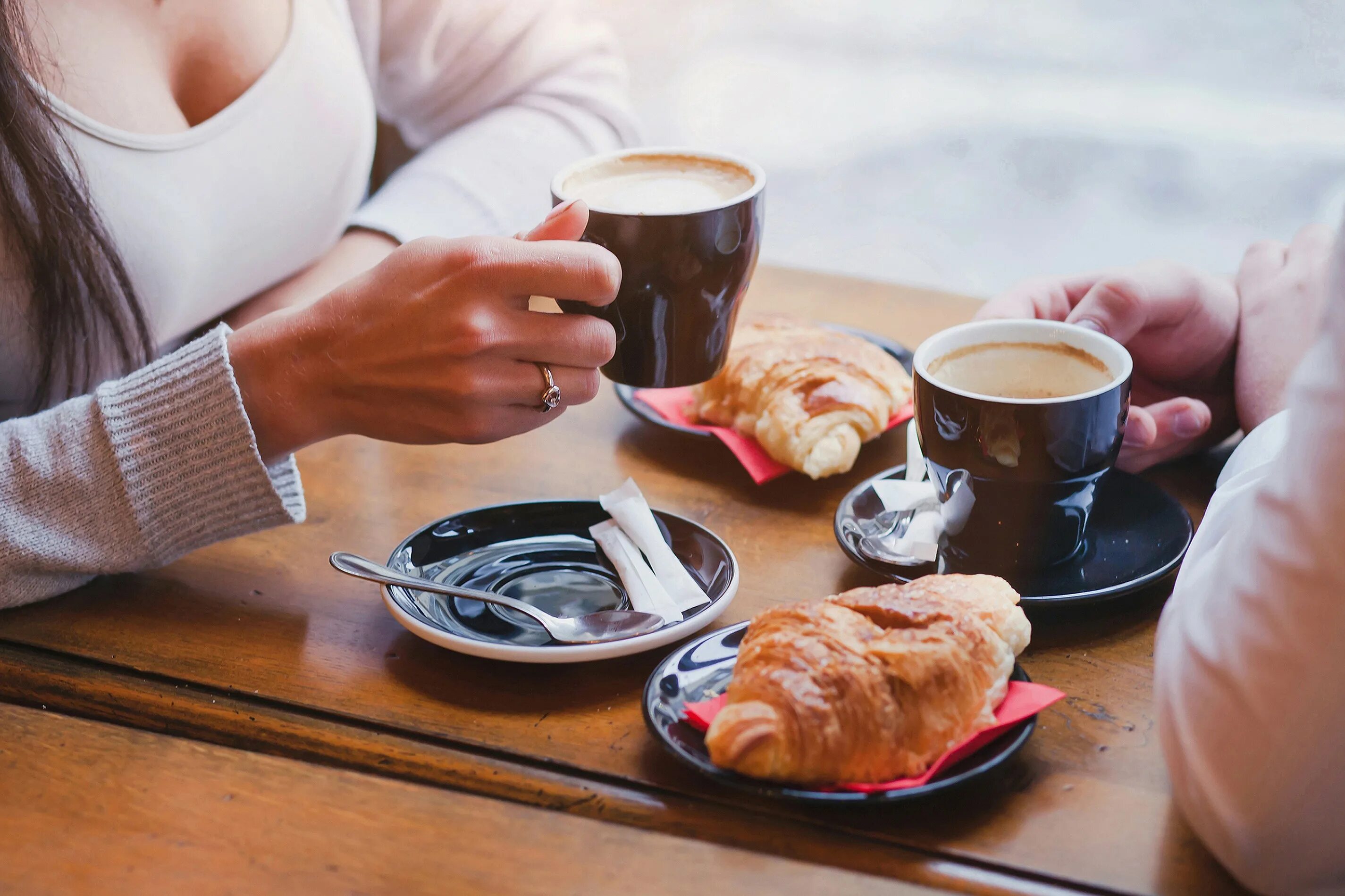 За чашкой кофе. Завтрак с кофе. Завтрак в кофейне. Девушка завтракает в кафе. Завтрак с кофе на двоих.