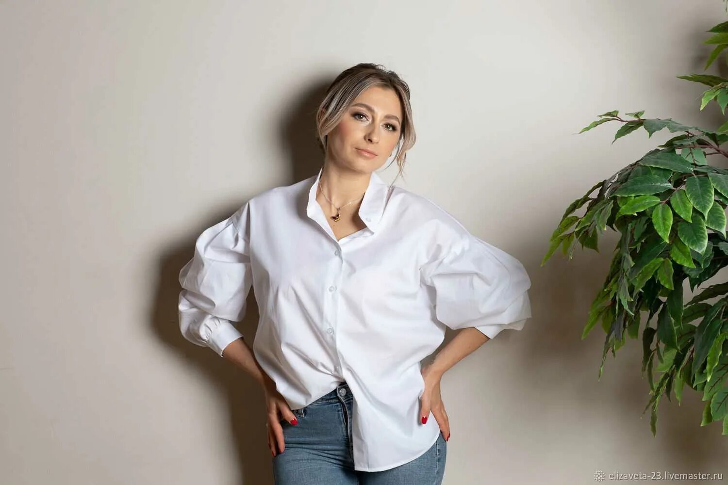 Женщина в белой кофте