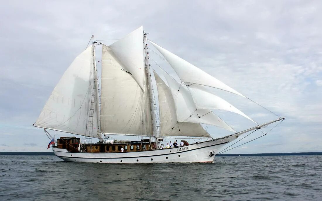 небольшое парусное моторное судно. презентация словарного корабль. двухмачтовая парусно-моторная шхуна «надежда». надежда морей шхуна надежда. марсельная гафельная шхуна.