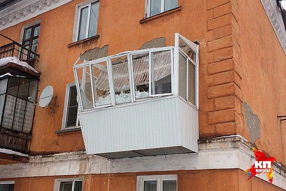 Остекление балконов в хрущевке с крышей. Застеклить половину балкона. Балкон снаружи открытый. Советский балкон.
