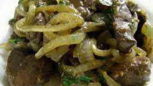 Куриная печень жареная с яйцом. Печень жареная с луком на сковороде. Печень с тушеными бобами и кьянти. Блюда из куриной печени для детей. Куриная печень жареная с яйцом.