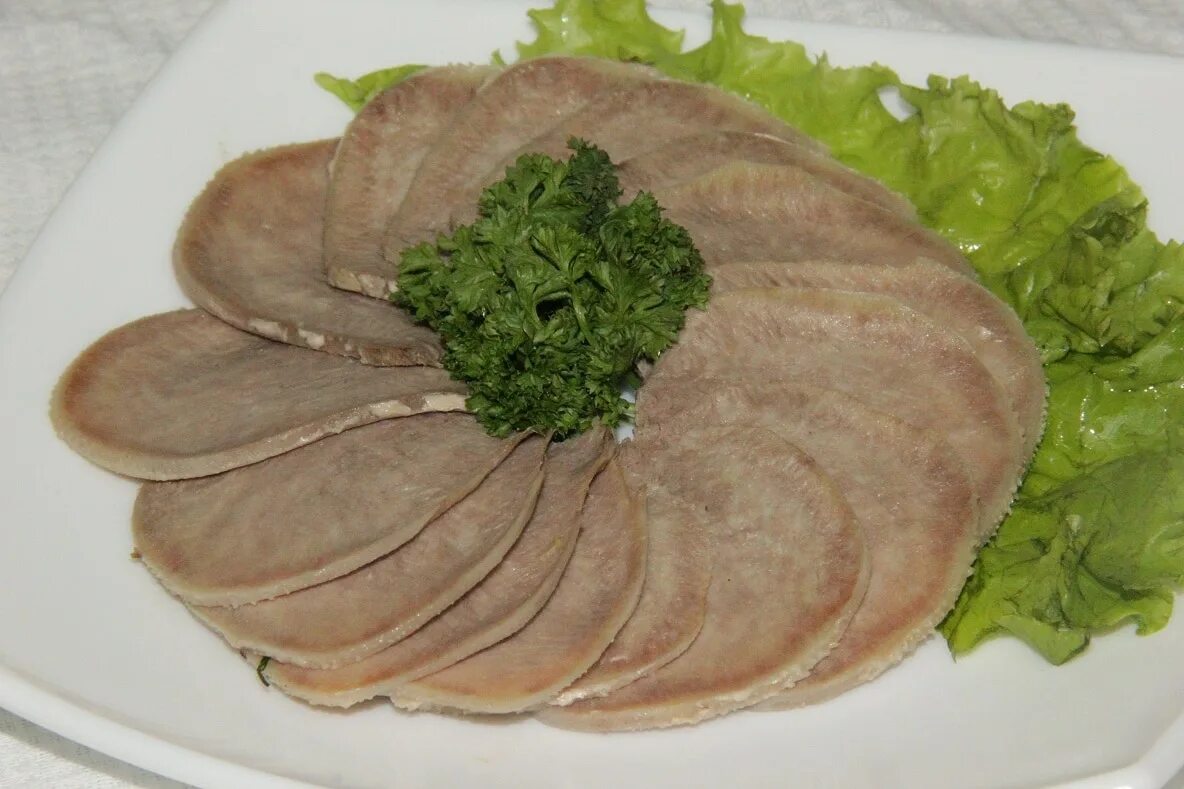 Как вкусно приготовить отварной язык. Язык отварной. язык отварной с соусом. язык говяжий с хреном. язык говяжий отварной.