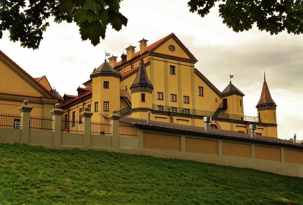 Аркадия парк радзивиллов в несвиже?. Несвиж замок князей радзивиллов фото. Куфар несвиж. Город несвиж в белоруссии дом культуры. Башня в несвижском дворцово-парковом ансамбле.