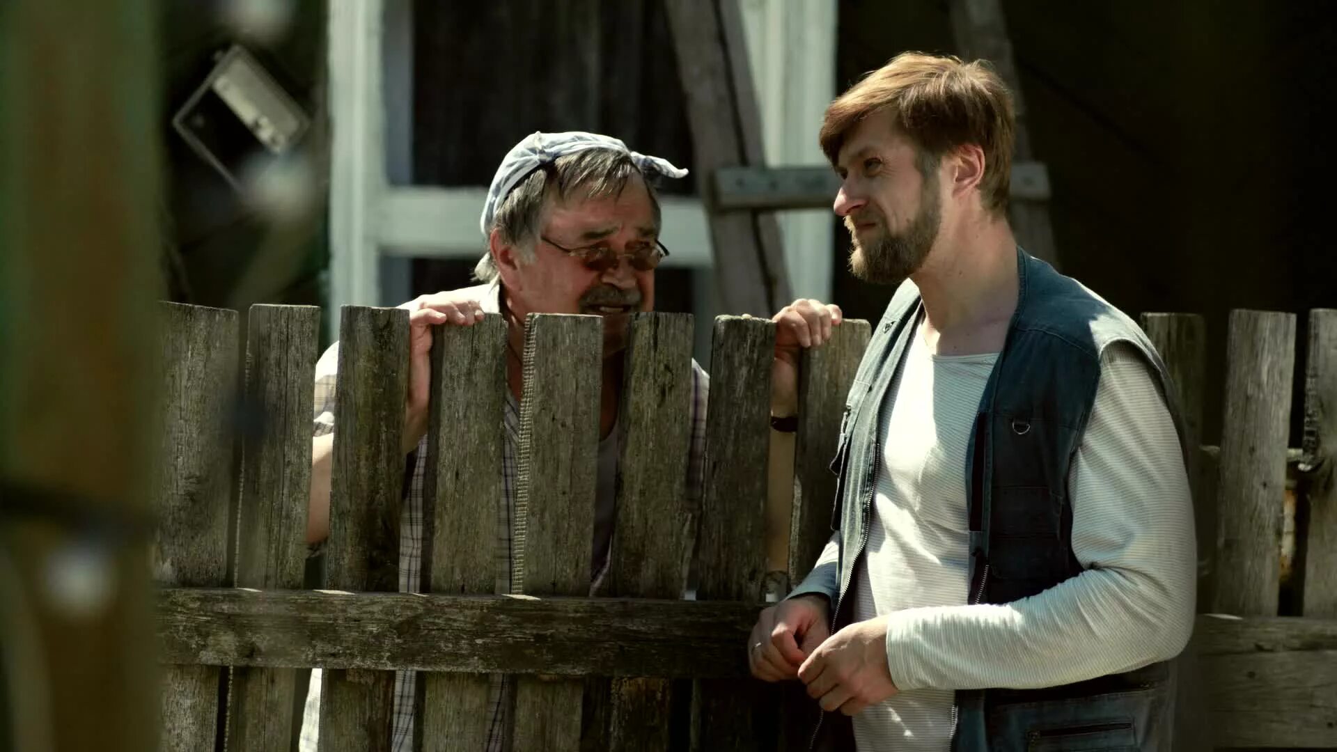 Диана денгель счастливая семья. Тесно в квартире. Фото лебсиянки в тесноте. Прочитайте лучше жить в тесноте. Человек в коробке.