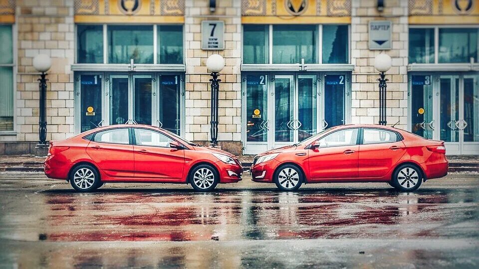 Сравнение хендай солярис. Kia Hyundai Solaris. Киа Рио Солярис. Kia Rio vs Hyundai Solaris. Кия Рио и Хендай Солярис.