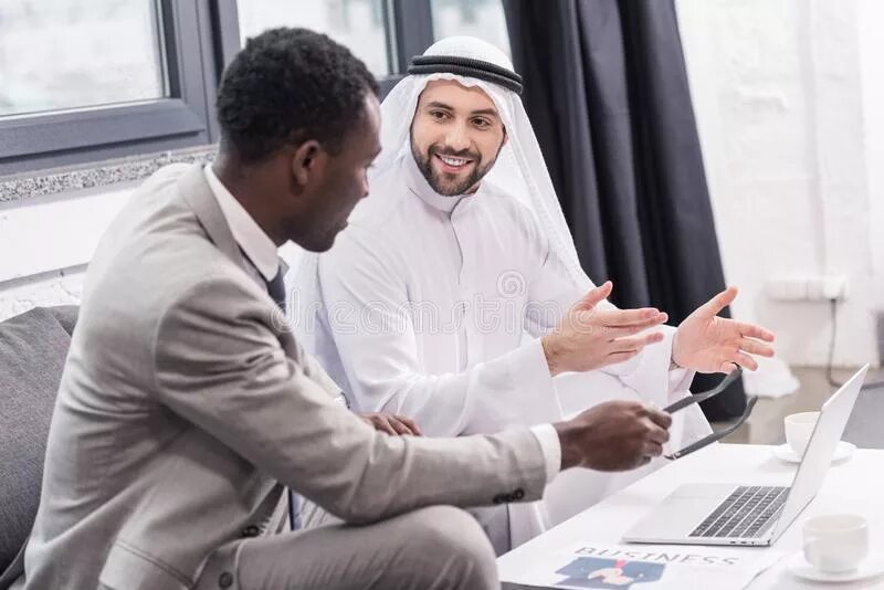 взрослый араб 45 лет. приветствие арабов. оаэ переговоры. бизнес встречи с арабами. предприниматель араб.