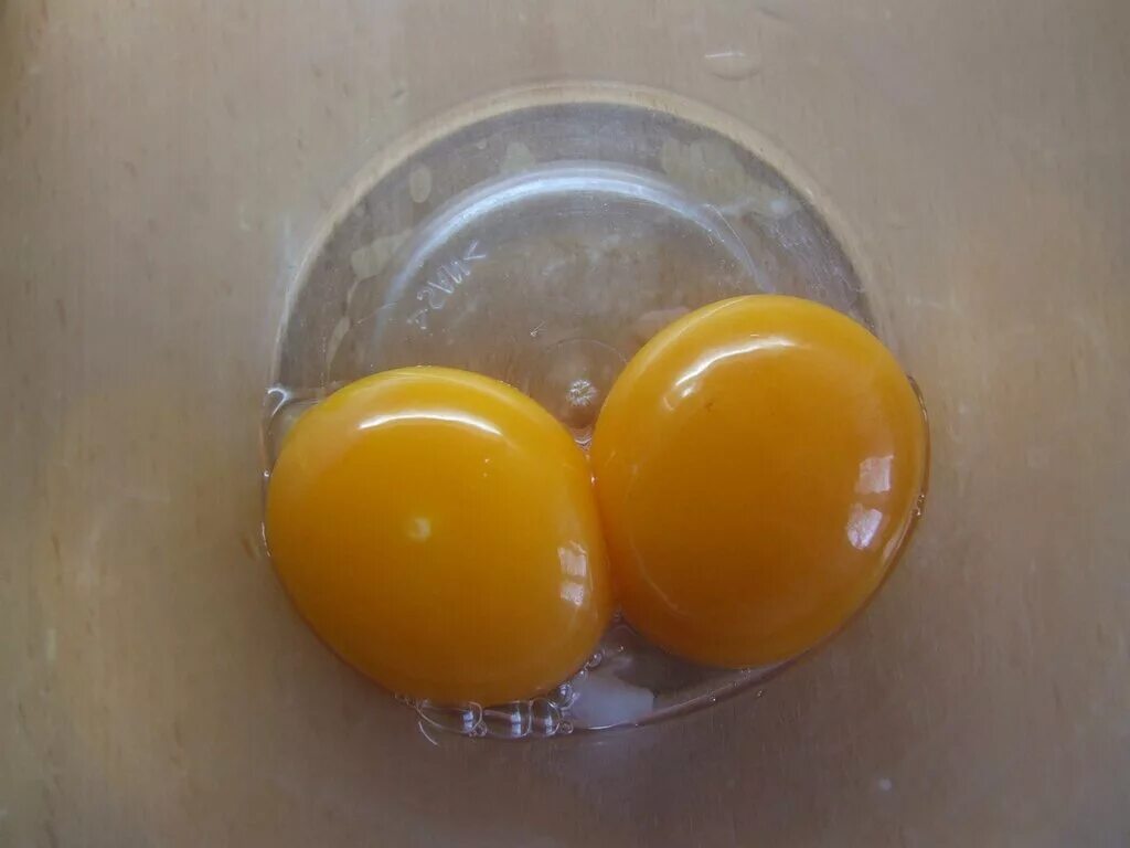 Желток в фарш. Два желтка. Желток деревенский. Двойной желток в яйце. Марки яиц с крупным желтком.