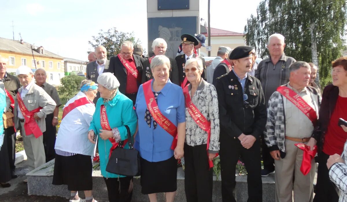 Шахтерск площадь города. День шахтера г шахтерск 1980. День шахтерска. Школьники днр. Хоста памятник чернобыльцам.