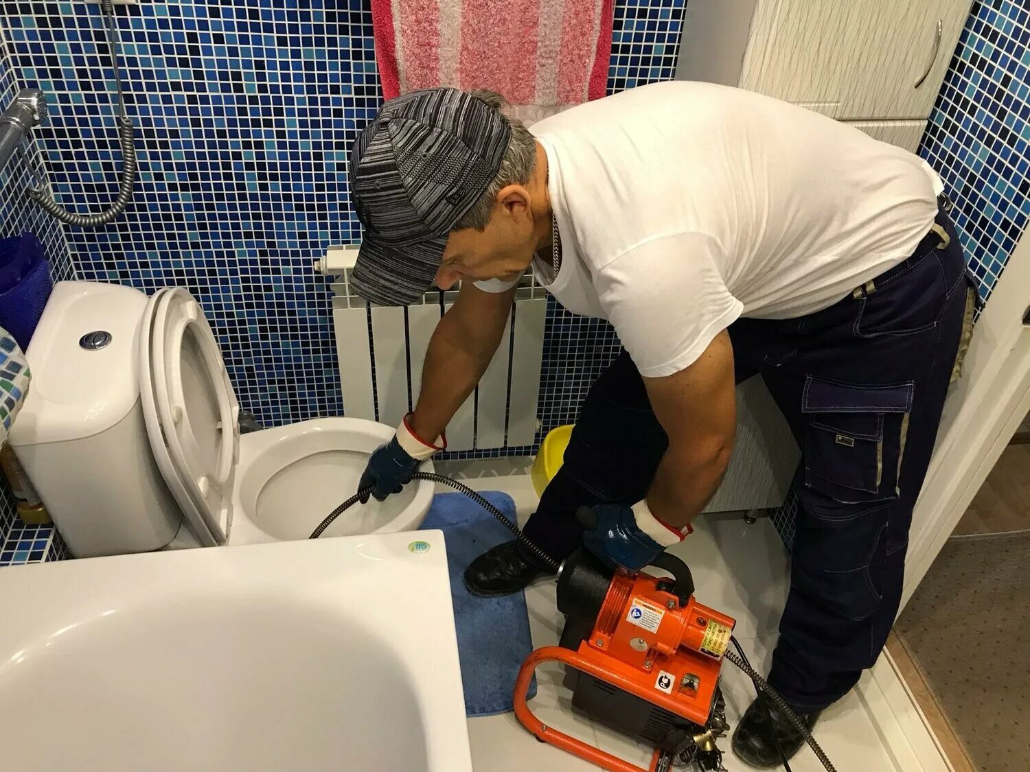 прочистка канализации в ванной. ротенбергер 600 для прочистки канализации. профессиональная прочистка канализационных труб. сантехник прочистка канализации. сантехник прочистка.