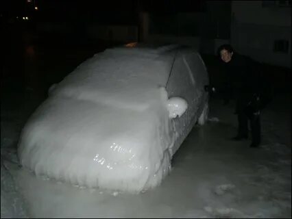 Обледенела машина после ледяного дождя